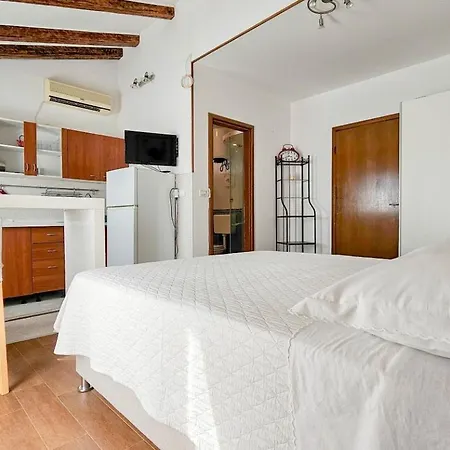 Marinela Apartment *